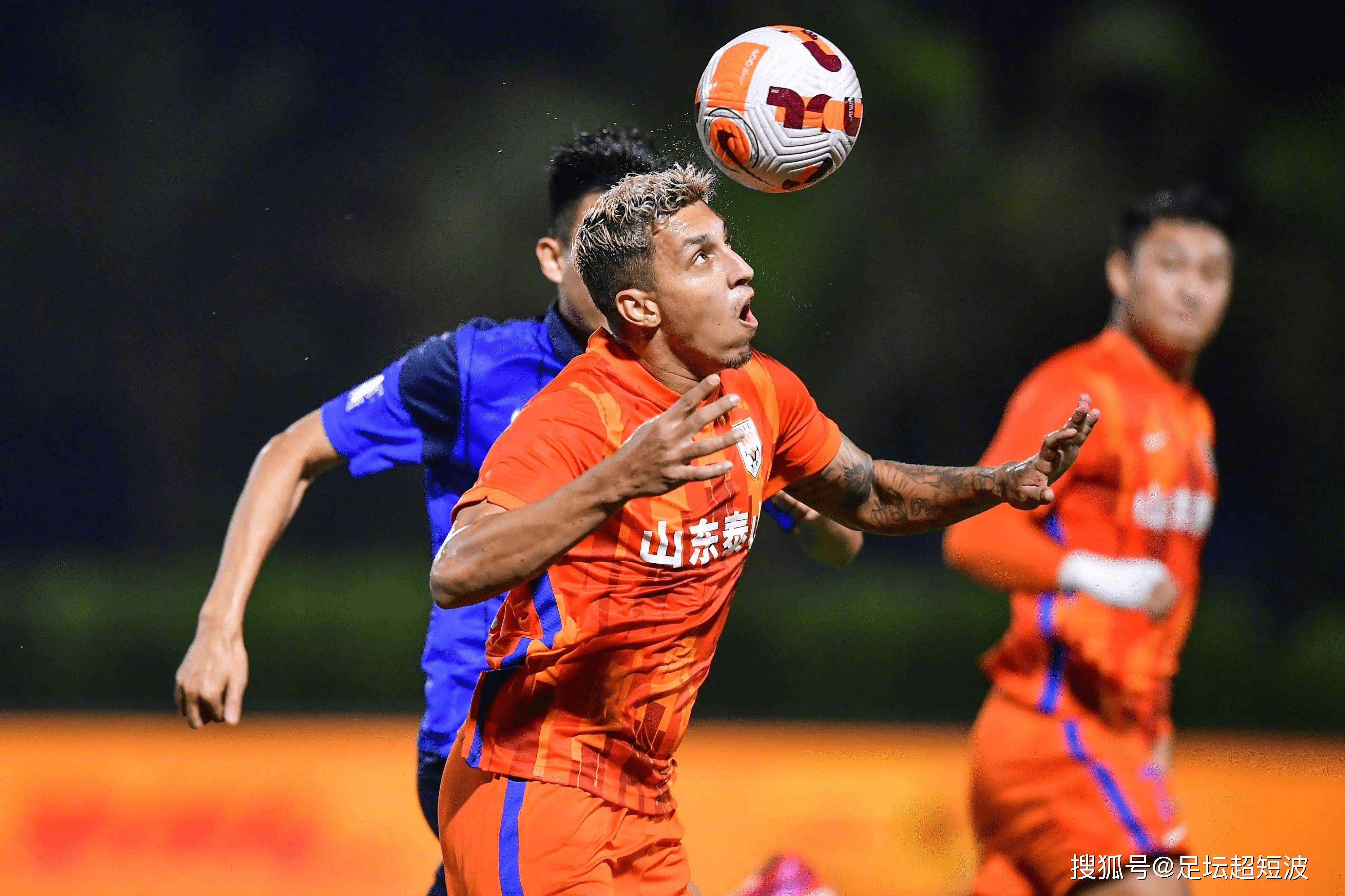 中超球员脱颖而出,成为国内足球界焦点人物 中超球员脱颖而出,成为国内足球界焦点人物