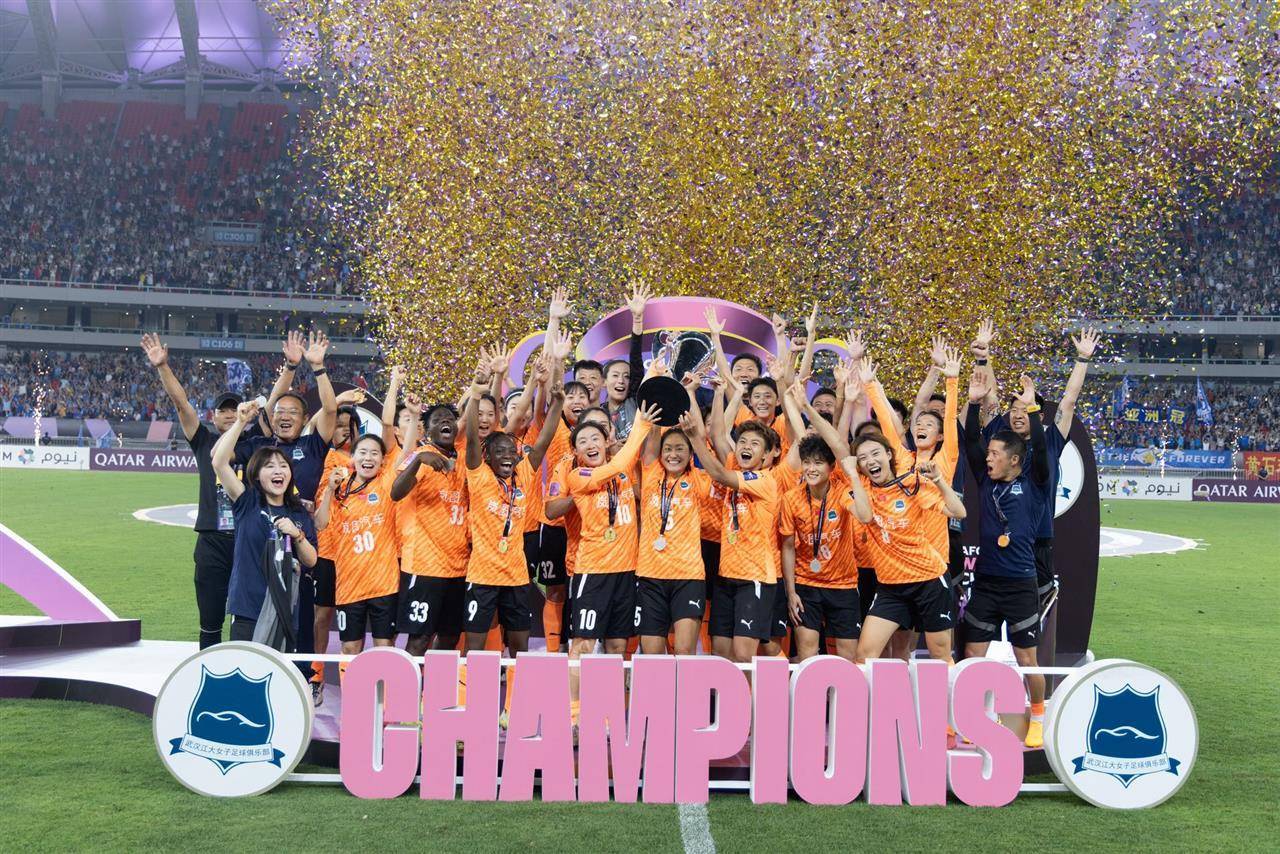 球队在国内联赛中攀登胜利之巅 球队在国内联赛中攀登胜利之巅