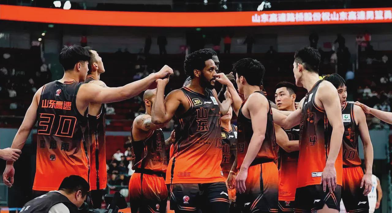 精彩时刻凸显球员实力,观众尖叫连连 精彩时刻凸显球员实力,观众尖叫连连