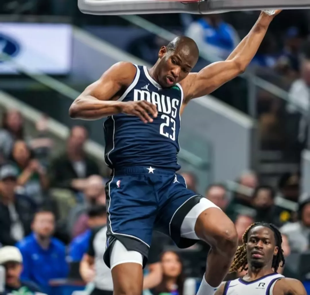 篮球比赛场面激烈,球员身体素质发挥巅峰 篮球比赛场面激烈,球员身体素质发挥巅峰