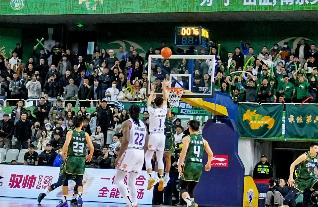 广东队大胜上海,连胜赢得总冠军 广东队大胜上海,连胜赢得总冠军