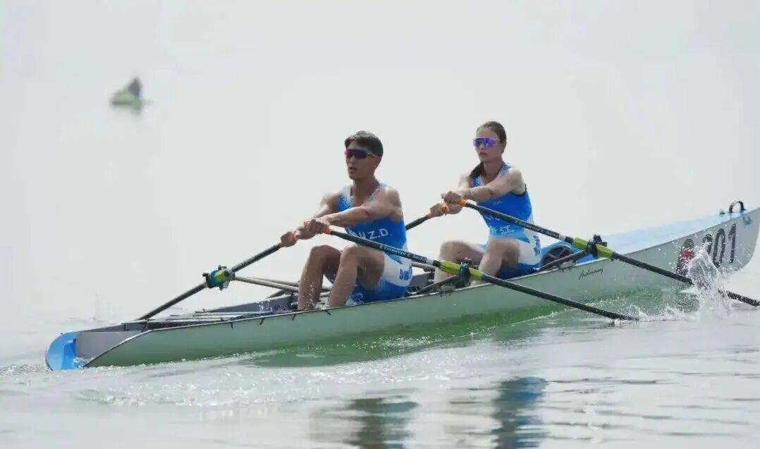 新西兰赛艇运动员领先赢得金牌 新西兰赛艇运动员领先赢得金牌