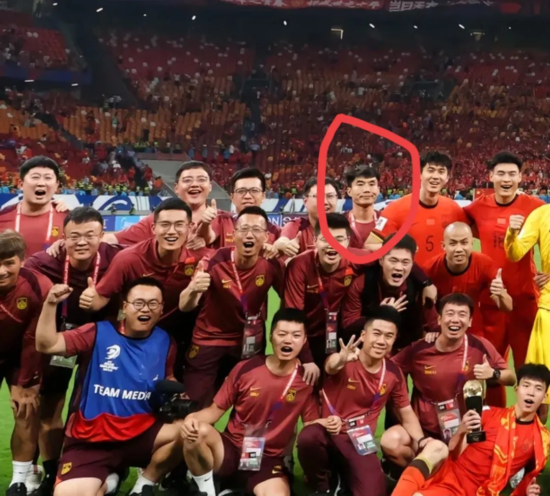 比赛激烈!国家队与对手争夺胜利 比赛激烈!国家队与对手争夺胜利