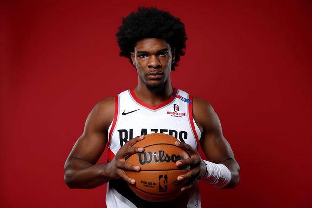 篮球名将因遭受重伤暂停赛季参赛 篮球名将因遭受重伤暂停赛季参赛