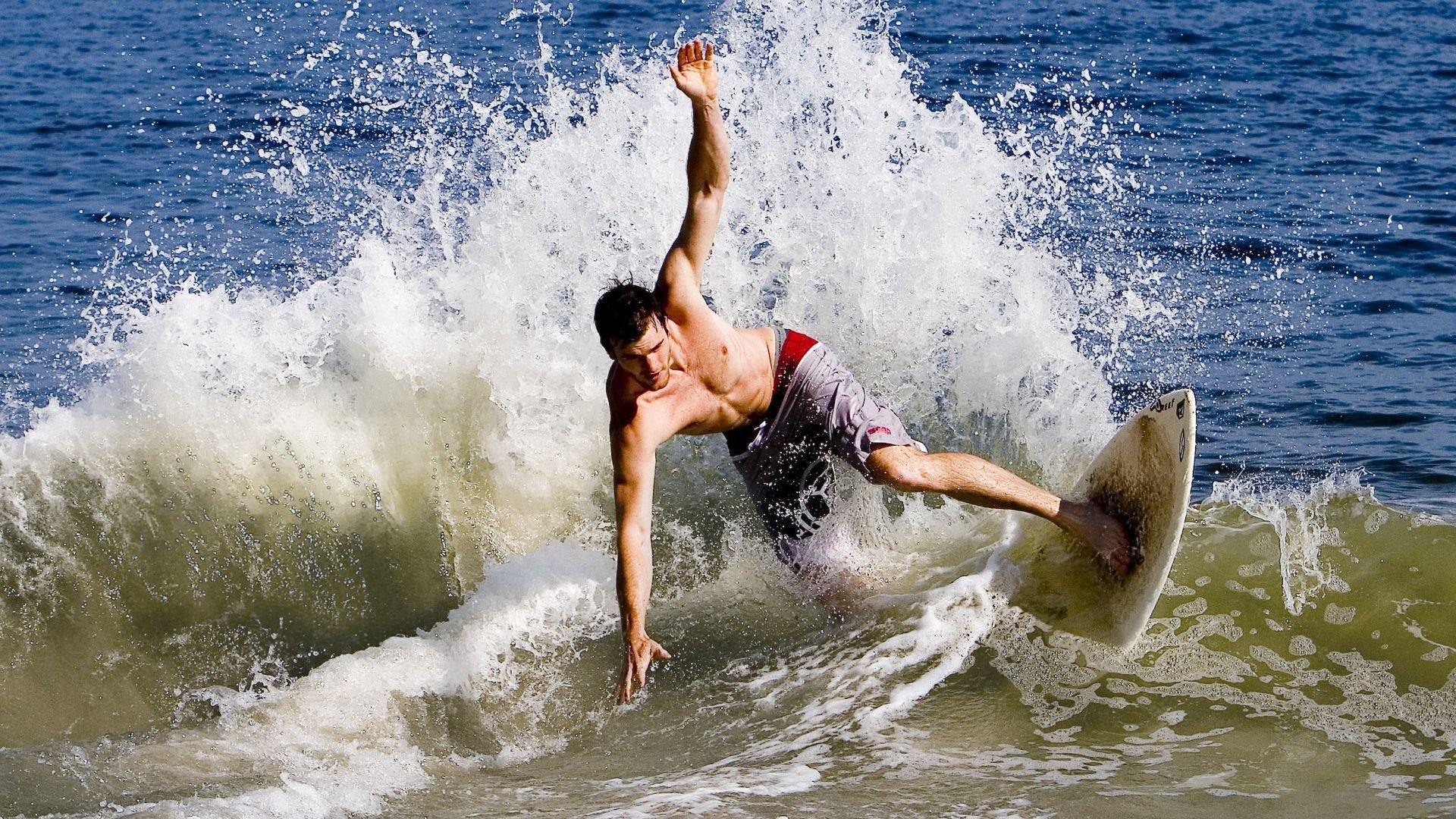 双面险胜,当日耳曼战车踉跄时,赛道幽灵正接管一切