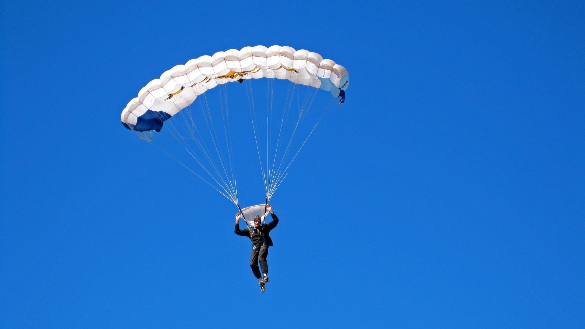 两个世界的鏖战，被一人缝合